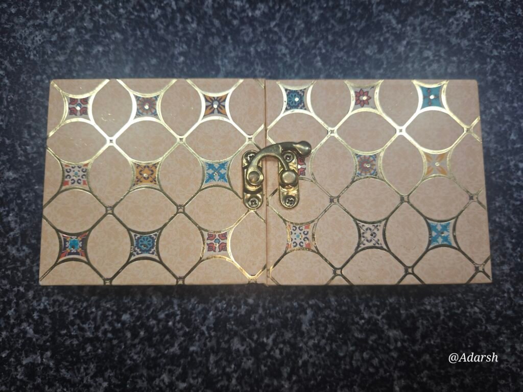 Golden Curved Grid Pattern Shagun Box